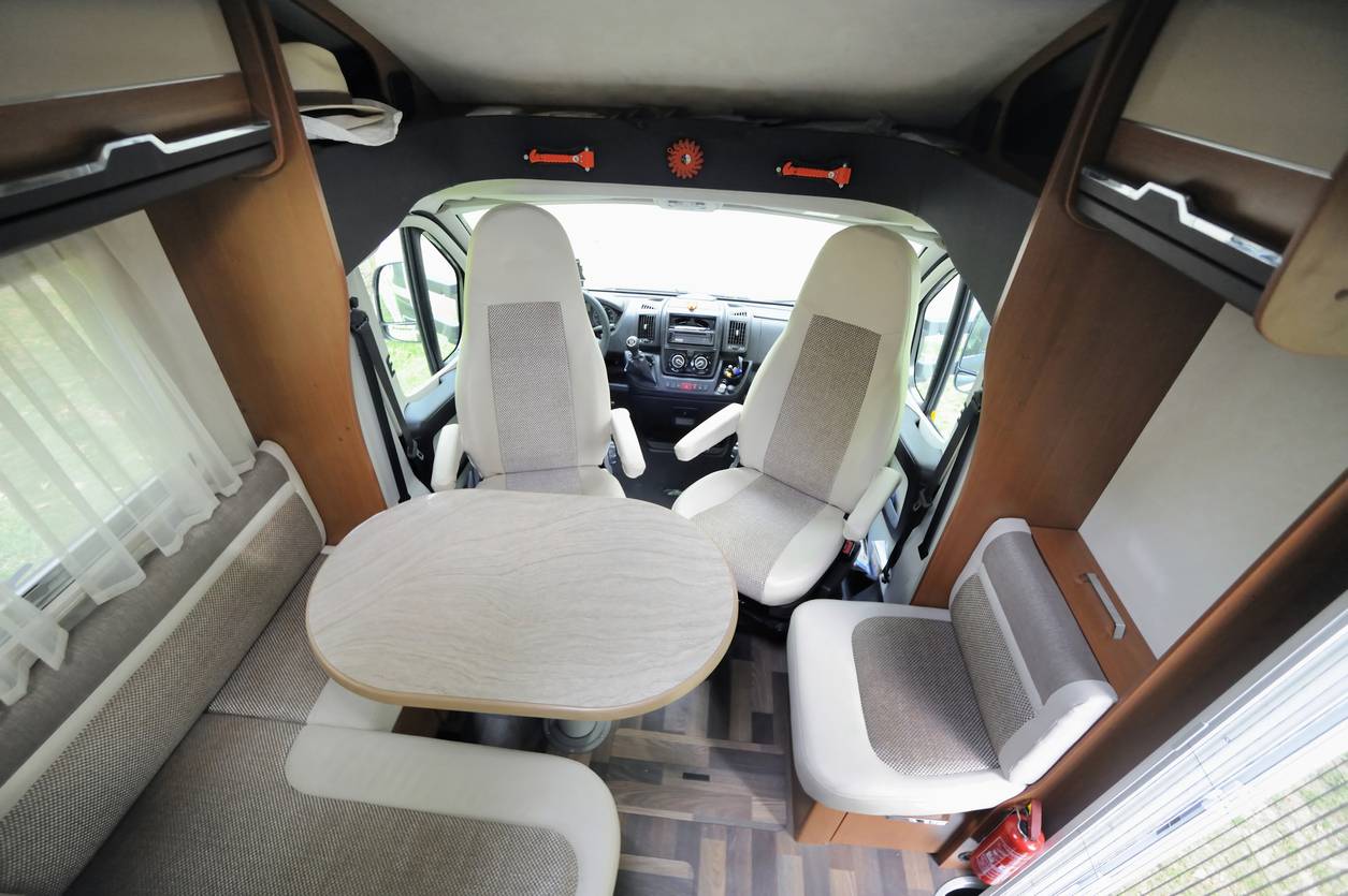 intérieur spacieux et luxueux camping-car